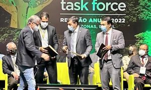 Imagem da notícia - Com articulação da PGE-AM, mais de 26 mil famílias são beneficiadas com a entrega de CDRUs no Estado