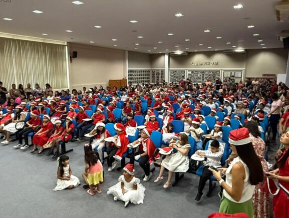 PGE-AM recebe crianças da Escola Estadual Plácido Serrano para celebração natalina